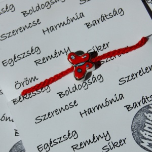 Jókívánság karkötő (piros - kerámia pillangó)