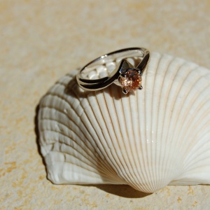Köves gyűrű (pezsgő színű)