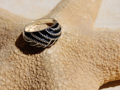 Fekete zománcos gyűrű